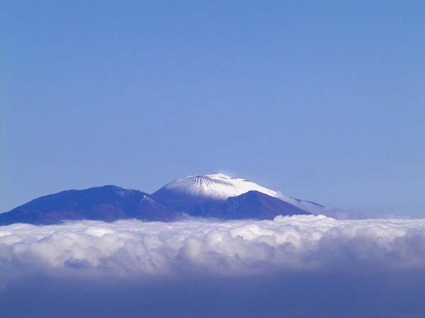 雲海に浮かぶ冠雪の浅間山